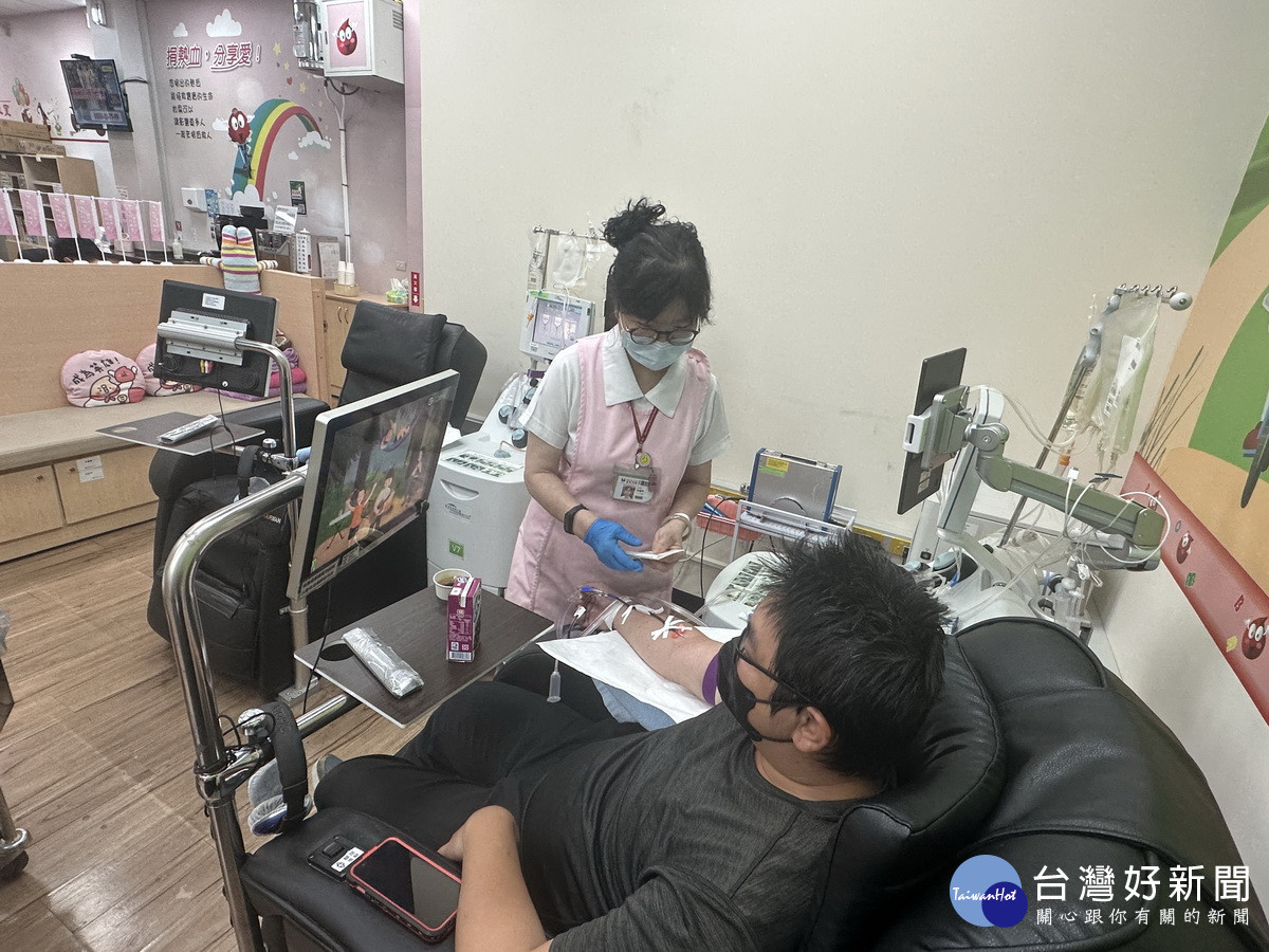 捐血小板時間較長,中心設電視螢幕讓捐贈者放鬆。(記者扶小萍攝)