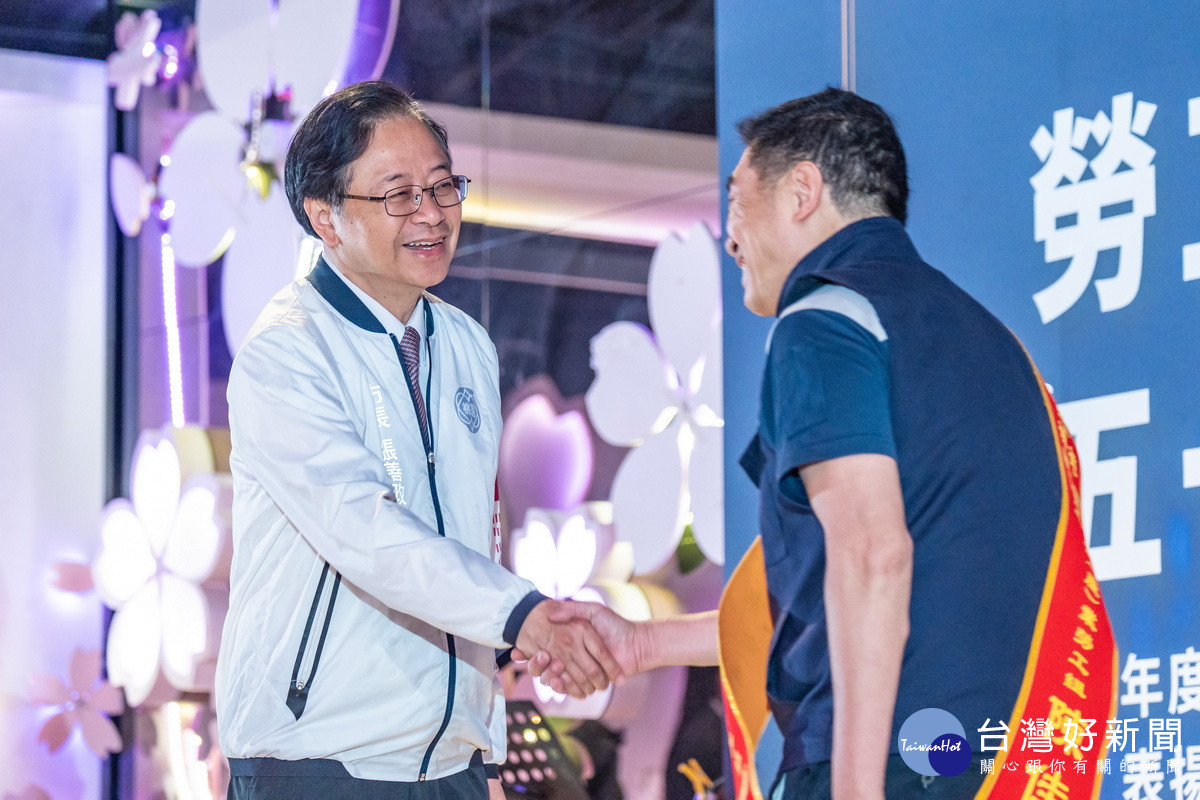 桃園市長張善政頒獎表揚模範勞工。<br /><br /> 