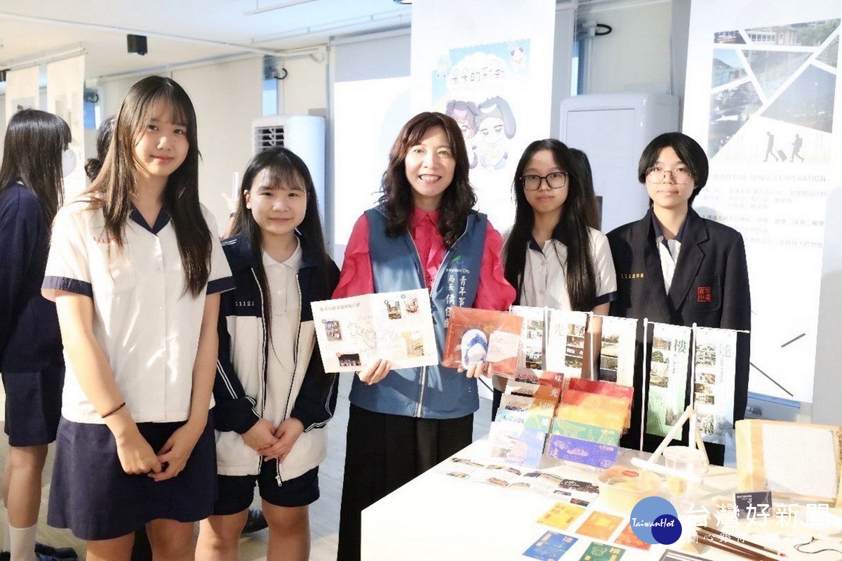 桃園市政府青年事務局長侯佳齡與聯展學生們互動。