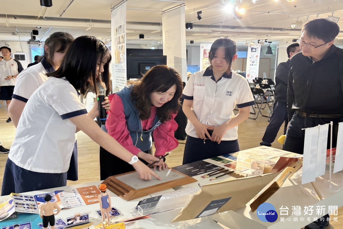 桃園市政府青年事務局長侯佳齡與聯展學生們互動。