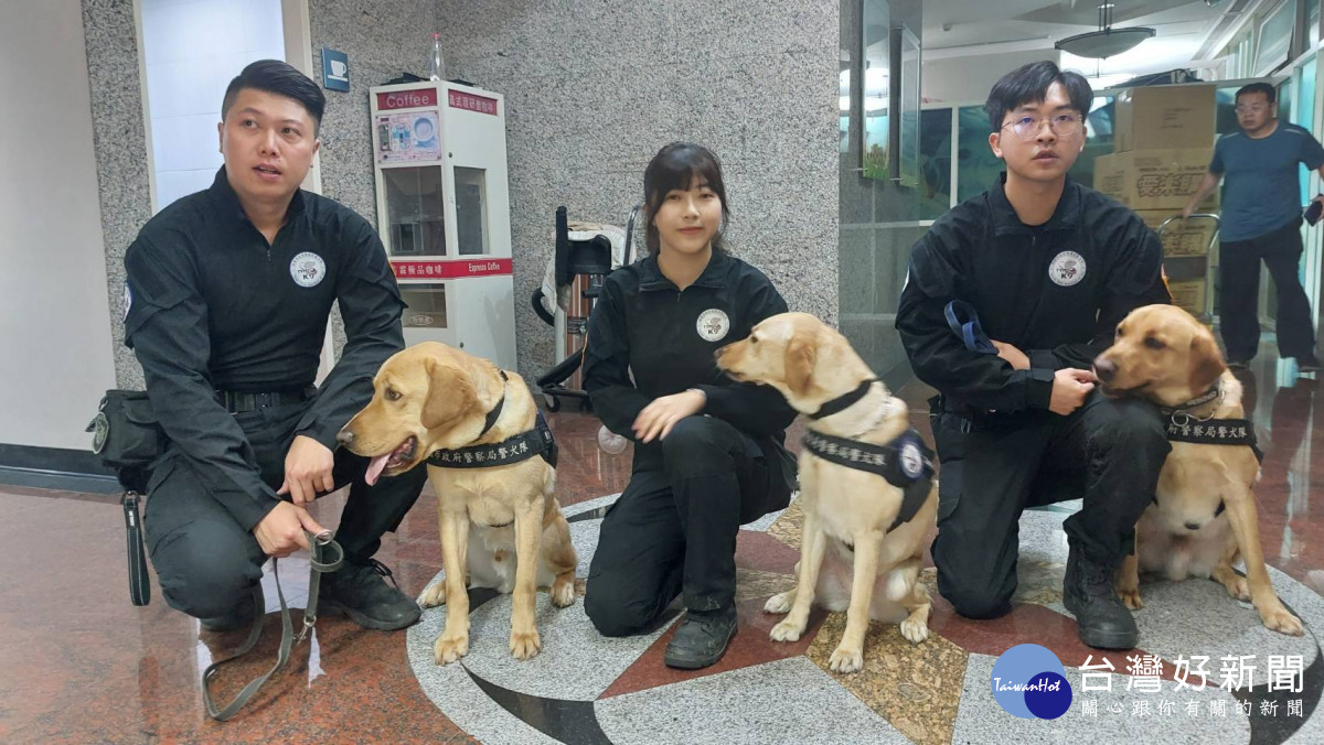警犬隊為學員表演展示。