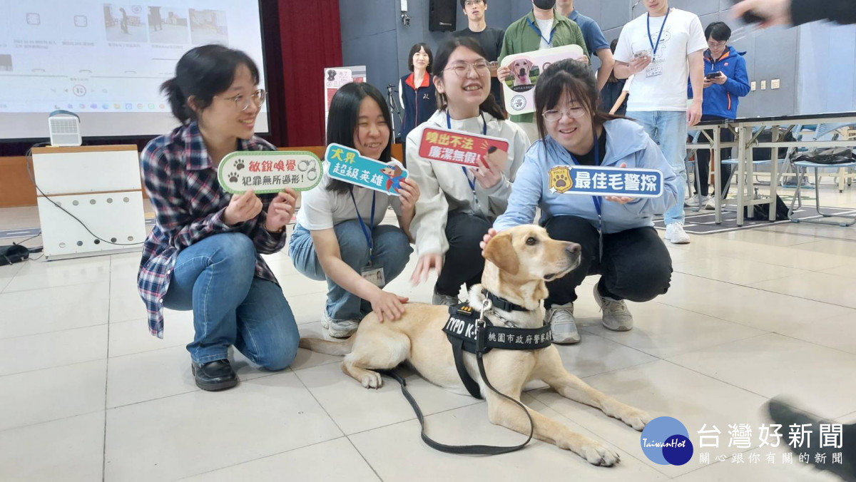 訓練班學員與警犬合照。<br /><br /> <br /><br /> 