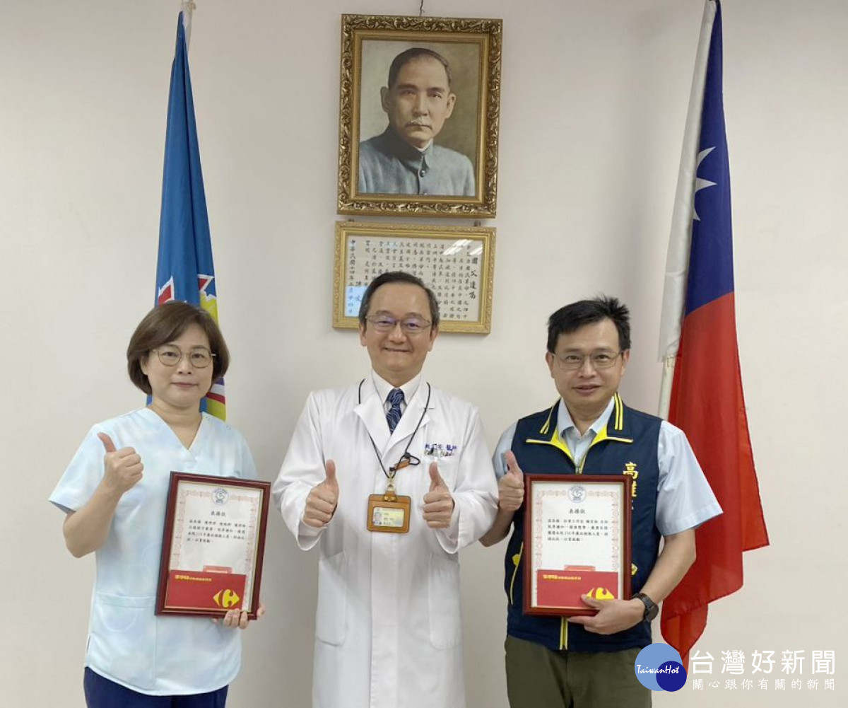 高榮南院院長鄭名芳(中)頒贈「廉政楷模」予社工室謝宏林主任(右)及護理部陳珮郡護理師(左)