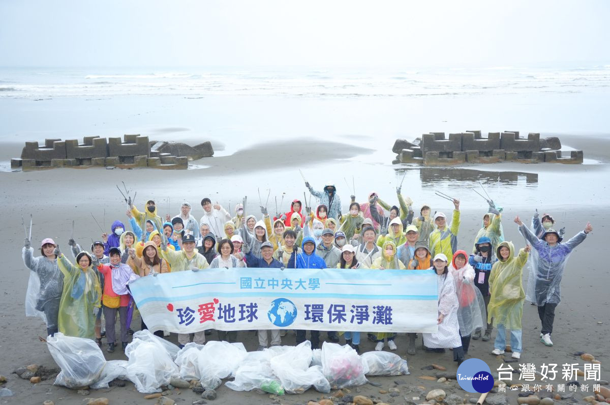 響應「世界地球日」，中央大學教職員工進行「海岸守護：藝術與環境永續實踐行動」。