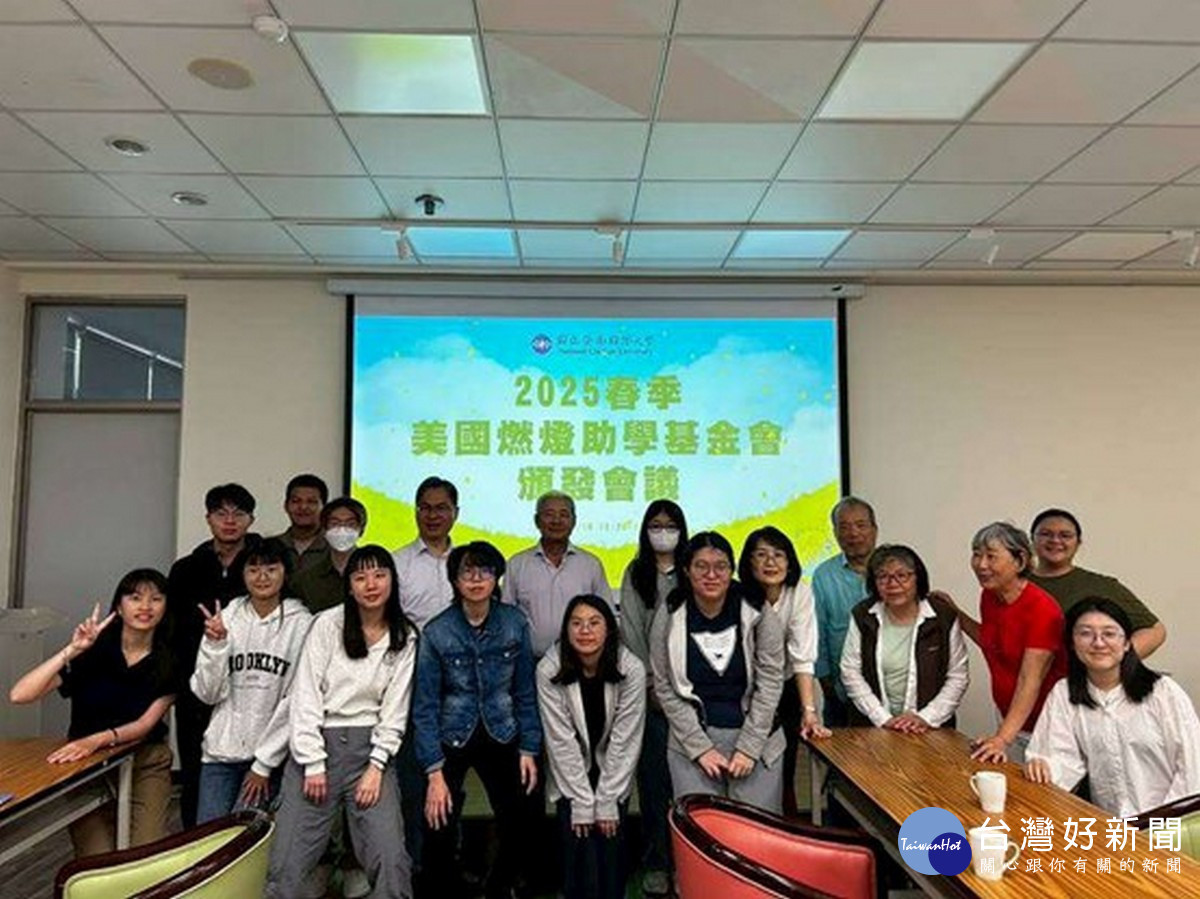 美國燃燈基金會志工與暨南大學師生於頒發儀式合影。（暨大提供）