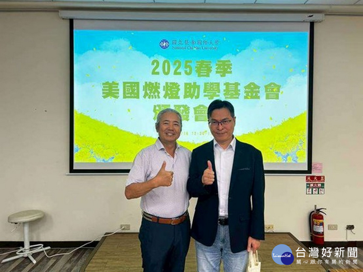美國燃燈基金會志工代表余志誠(左)與暨大蕭霖學務長(右)於頒發儀式合影。(暨大提供)