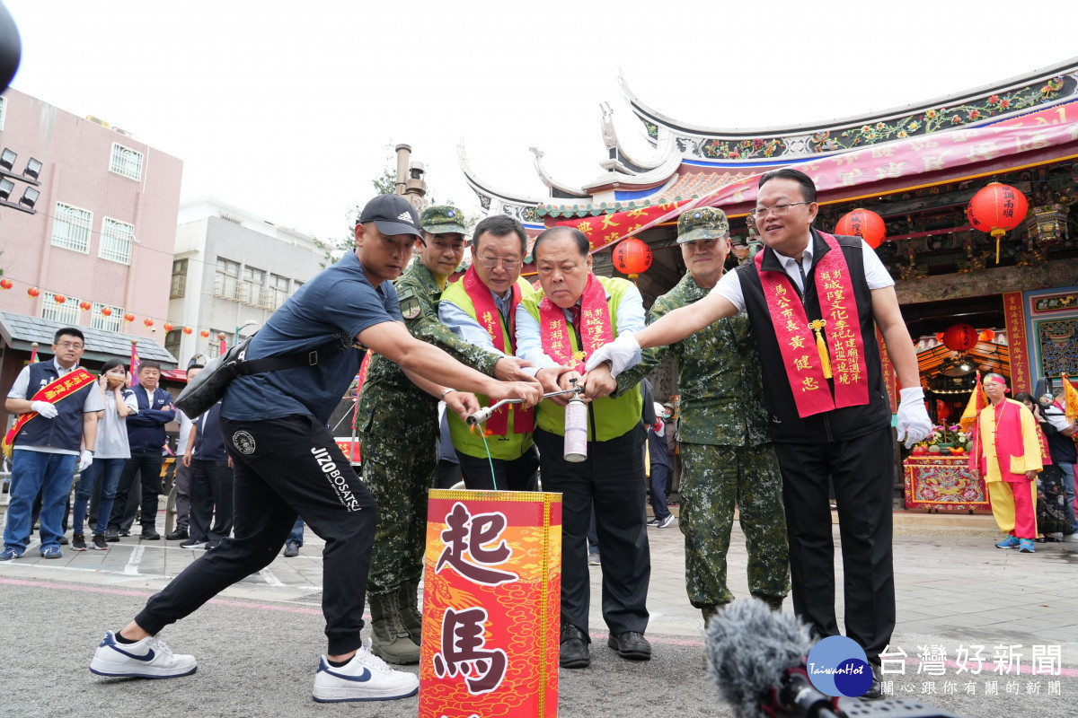 馬公城隍廟遶境祈安植福大典　陳光復點燃起馬炮