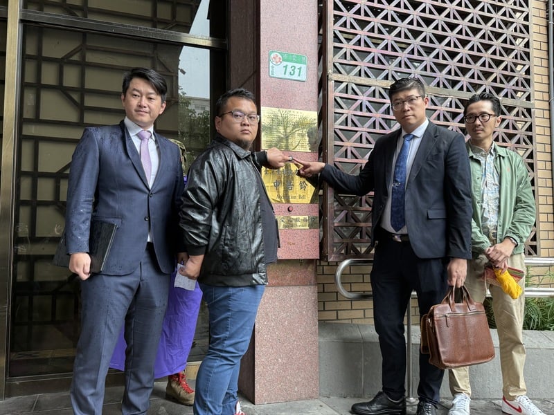 前台灣基進立委陳柏惟(左)25日在律師陪同下,到台北地檢署按鈴告發時任陳柏惟罷免案的領銜人涉犯刑法偽造文書等罪,並呼籲司法釐清。中央社