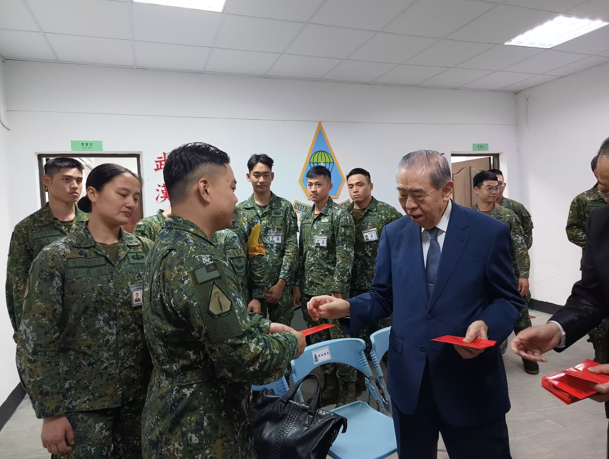 國軍加強戰備,軍友社榮譽理事長李棟樑慰問官兵辛勞。王烱華攝