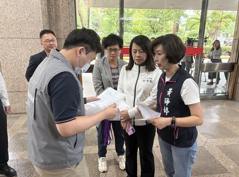 國民黨宜蘭縣議員黃琤婷(右1)25日與國民黨立委許宇甄(右2)代表罷免民進黨立委陳俊宇團體,赴中選會領取二階連署格式,中選會人員(左1)出面處理。中央社