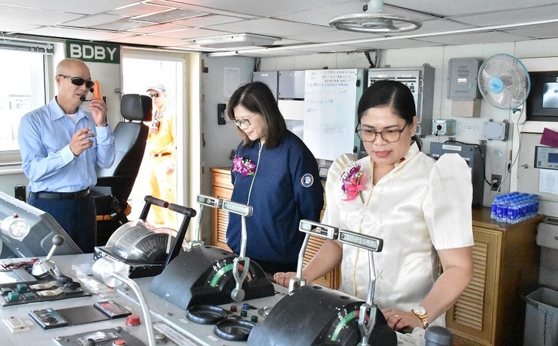 菲高雄處長感念台灣海巡救人義舉 與管碧玲聯手除役偉星艦