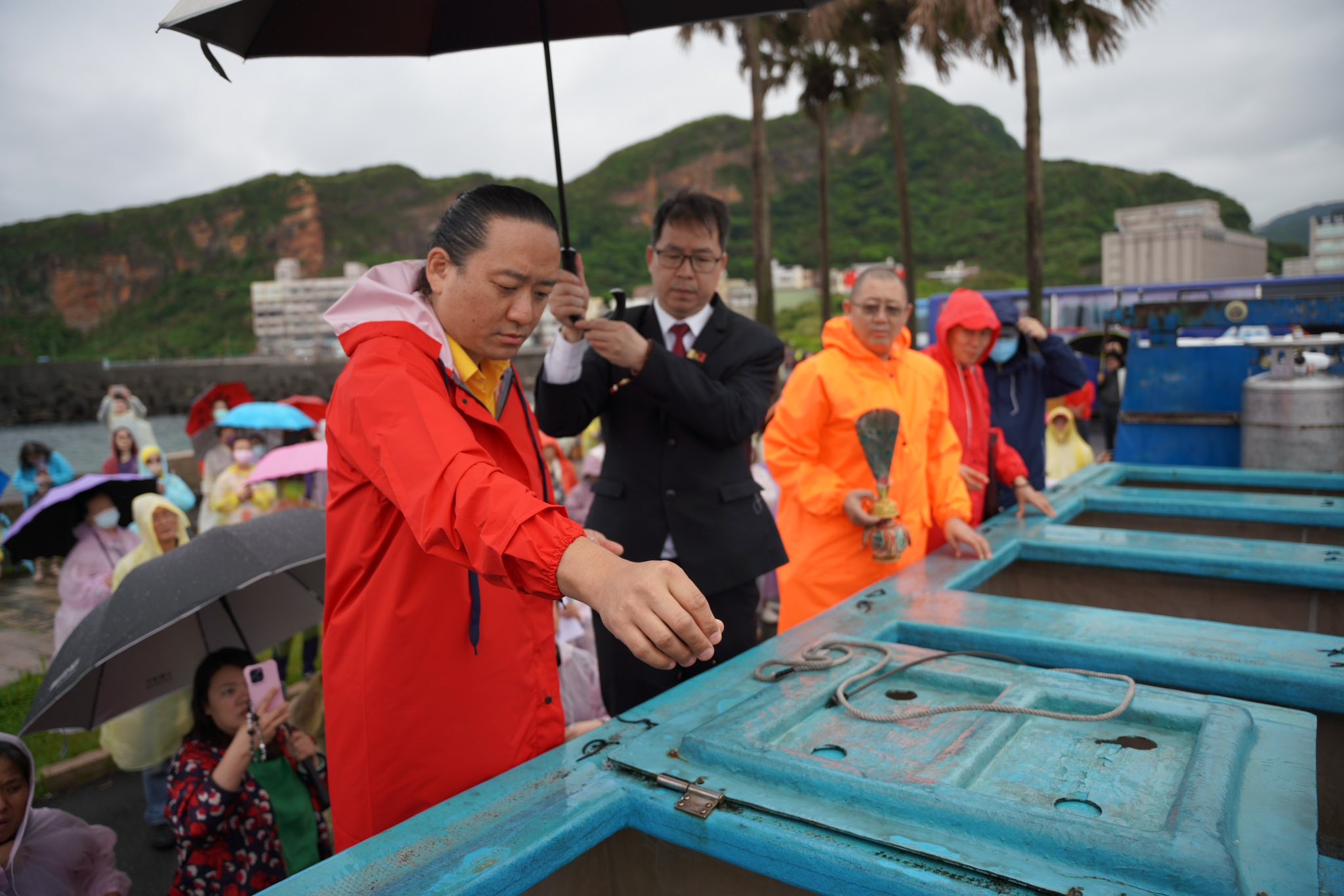 藏傳佛教第43任薩迦法王親臨野柳主持魚苗放生活動 宣導護生與環境保護