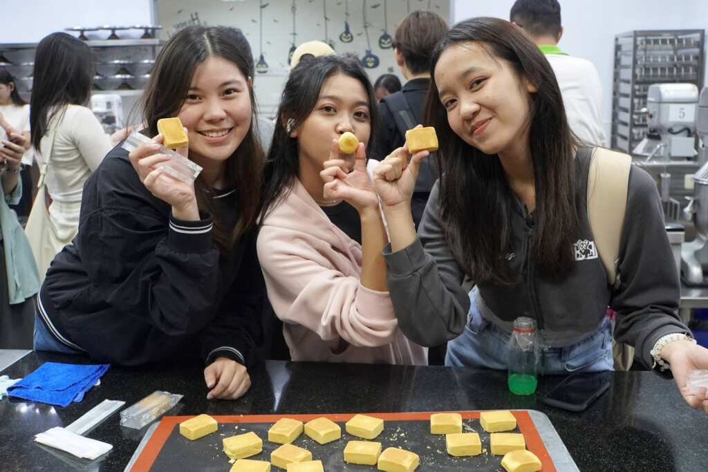 ▲大葉大學國際學生開心展示自己做的鳳梨酥。(記者林明佑翻攝)