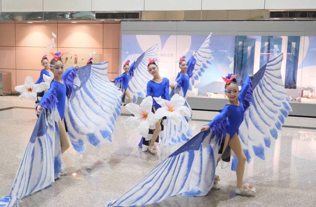 ▲新竹縣桐花祭提前暖身,桃機驚喜快閃「鵲啼舞桐花」。(新竹縣文化局提供)