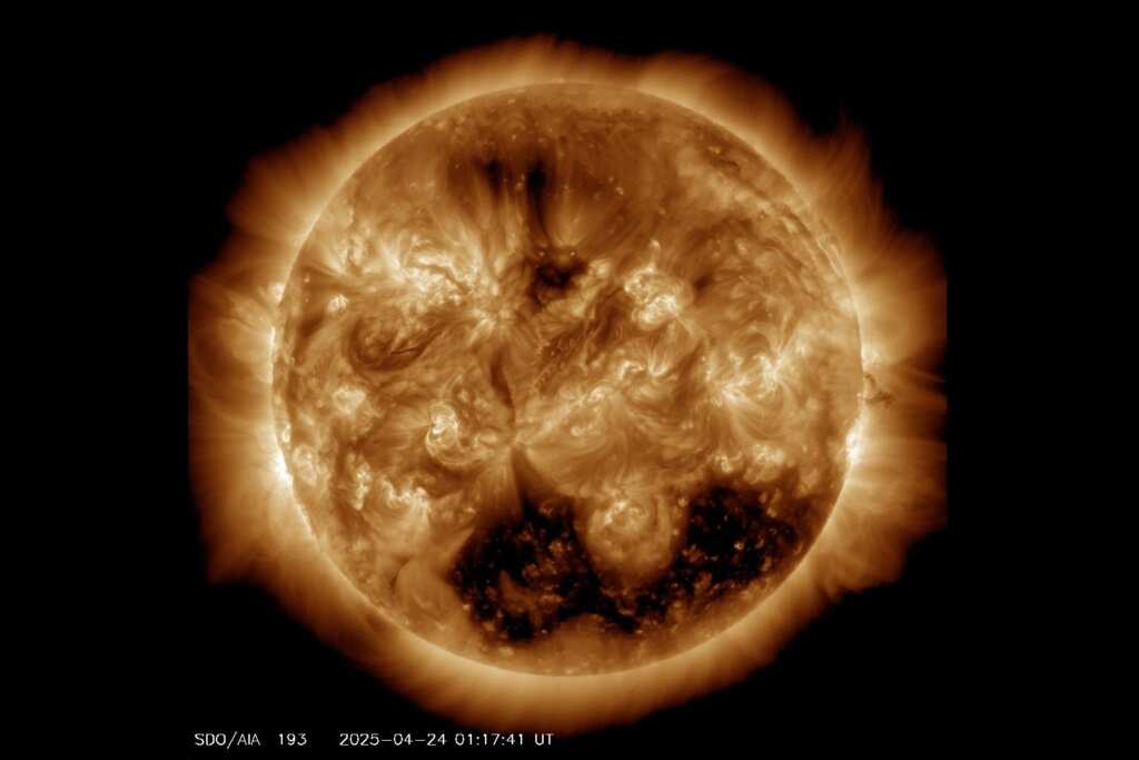 ▲太陽出現百萬公里長的巨大冕洞（下方黑色區域）。（臺北市立天文科學教育館提供）