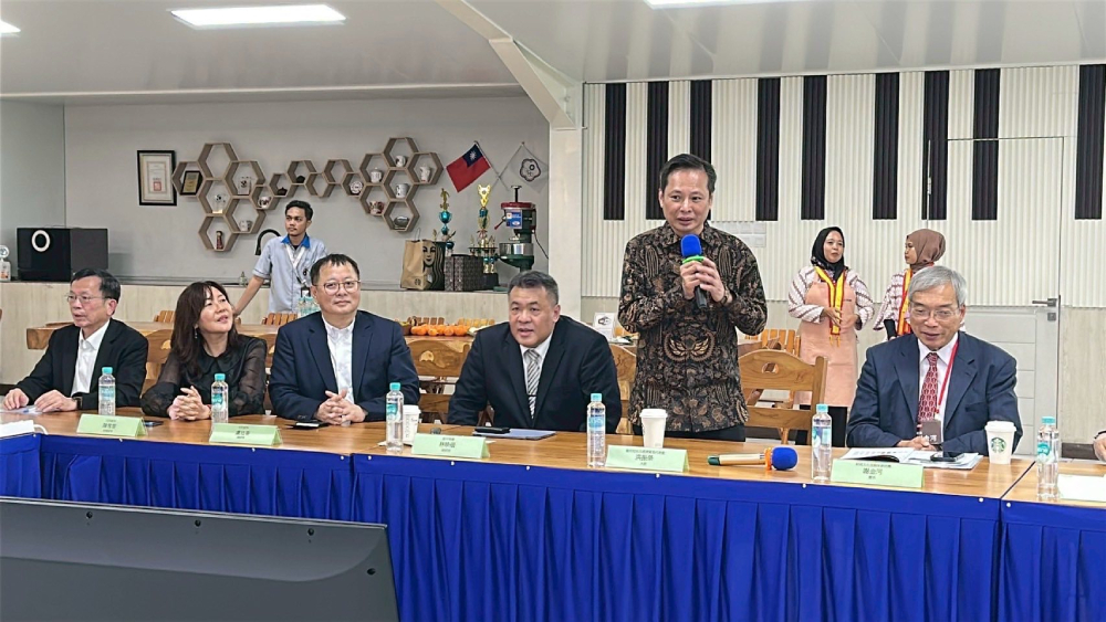 訪印尼與台商交流愛台灣的力量 謝金河肯定洪振榮大使用心 227 cnews207250425a04