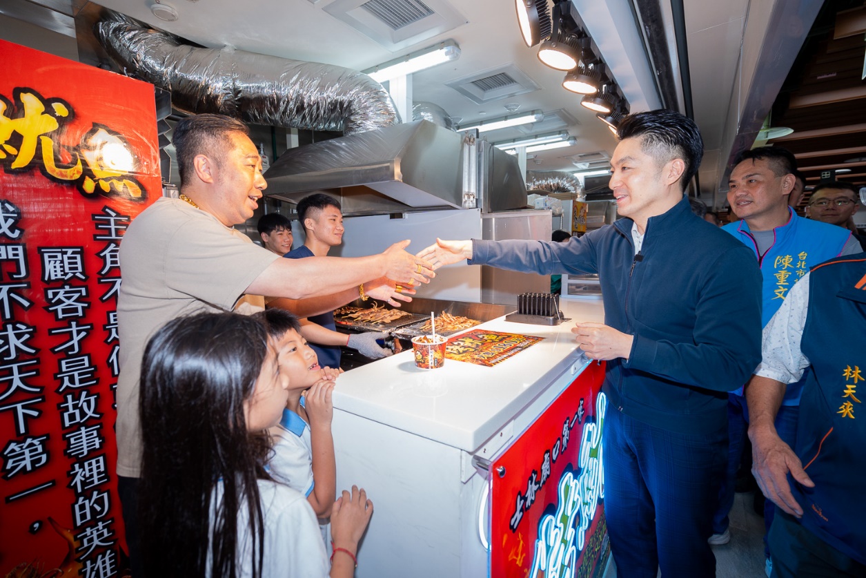 市長蔣萬安走逛重新開幕士林市場美食街商家，體驗開幕盛況並與商家民眾熱烈互動。（圖/臺北市市場處提供）