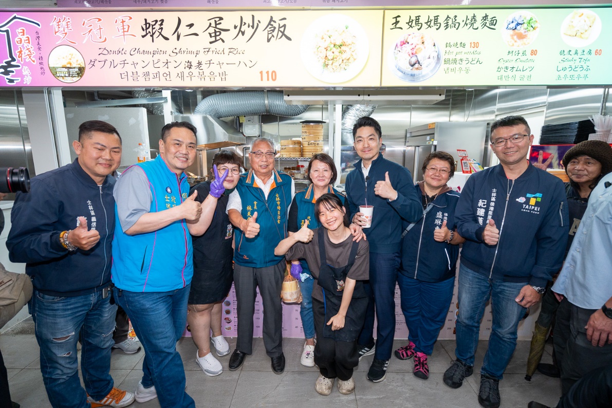 市長蔣萬安與士林市場美食街攤商自拍合影，祝福攤商生意興隆。（圖/臺北市市場處提供）
