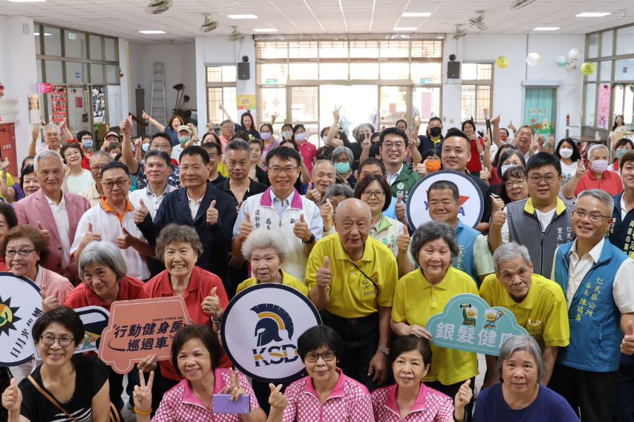 ▲運動發展局長侯尊堯局長今日訪視仁武區「行動健身房巡迴車」執行情形,與會來賓合影。