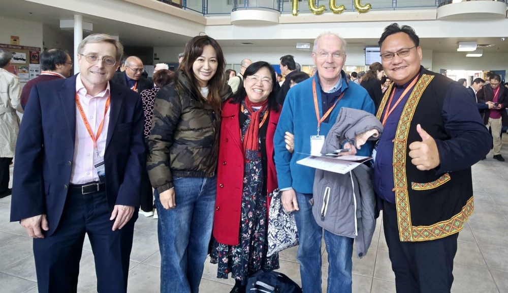 ▲論壇期間,魯瑪夫博士(右一)與來自美國與加拿大的學術與實務領域專家合影交流。(圖/中原原專班提供)