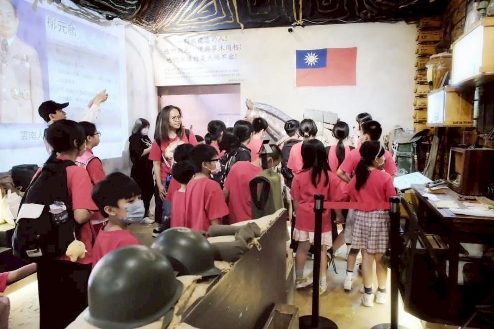 ▲孩子們參觀龍岡異域故事館，認識滇緬孤軍的歷史與雲南文化。(圖/朱安平公益協會提供)
