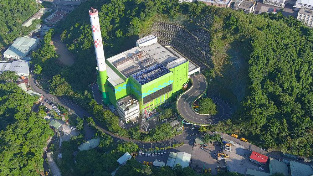《圖說》新店垃圾焚化廠獲環境教育設施認證肯定，象徵新北市在廢棄物處理與環境教育推動。〈環保局提供〉