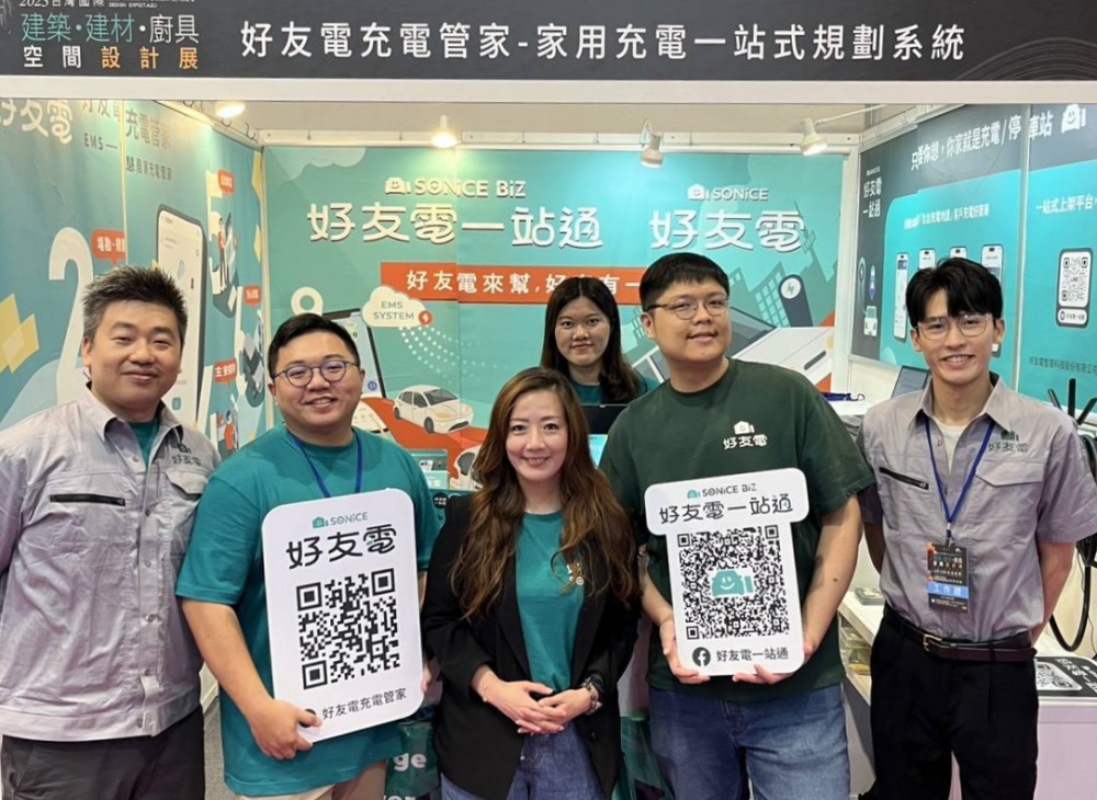 ▲好友電執行長 陳靖文(中)與同仁展場合影。(圖/好友電提供)