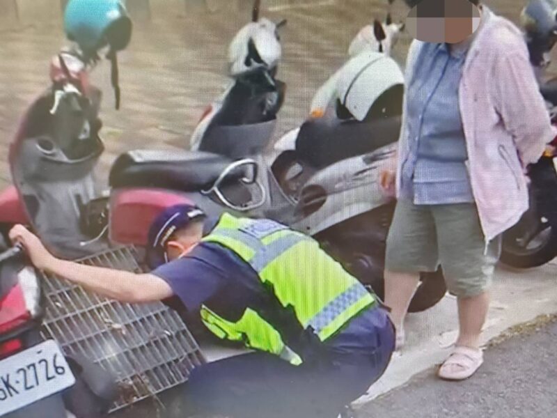 圖文:中市警保大熱心運用工具迅速救援 婦人感激露出安心微笑。