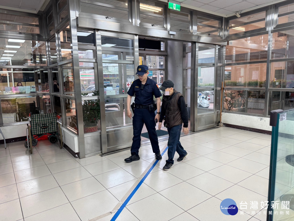 失智老翁獨自外出失聯，警方聯手客運司機找到老翁。