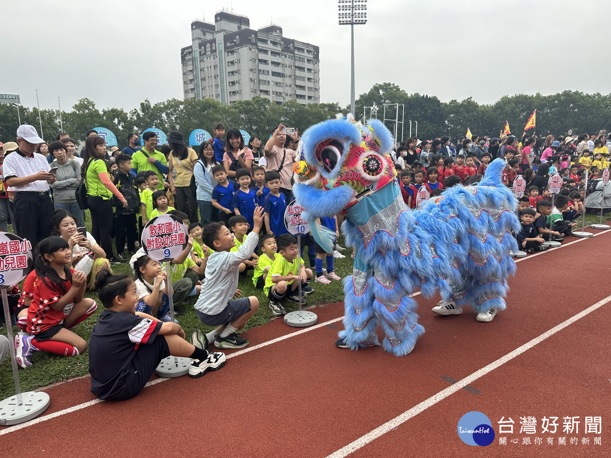 營北國中舞獅舞龍隊掀起高潮。（記者扶小萍攝）