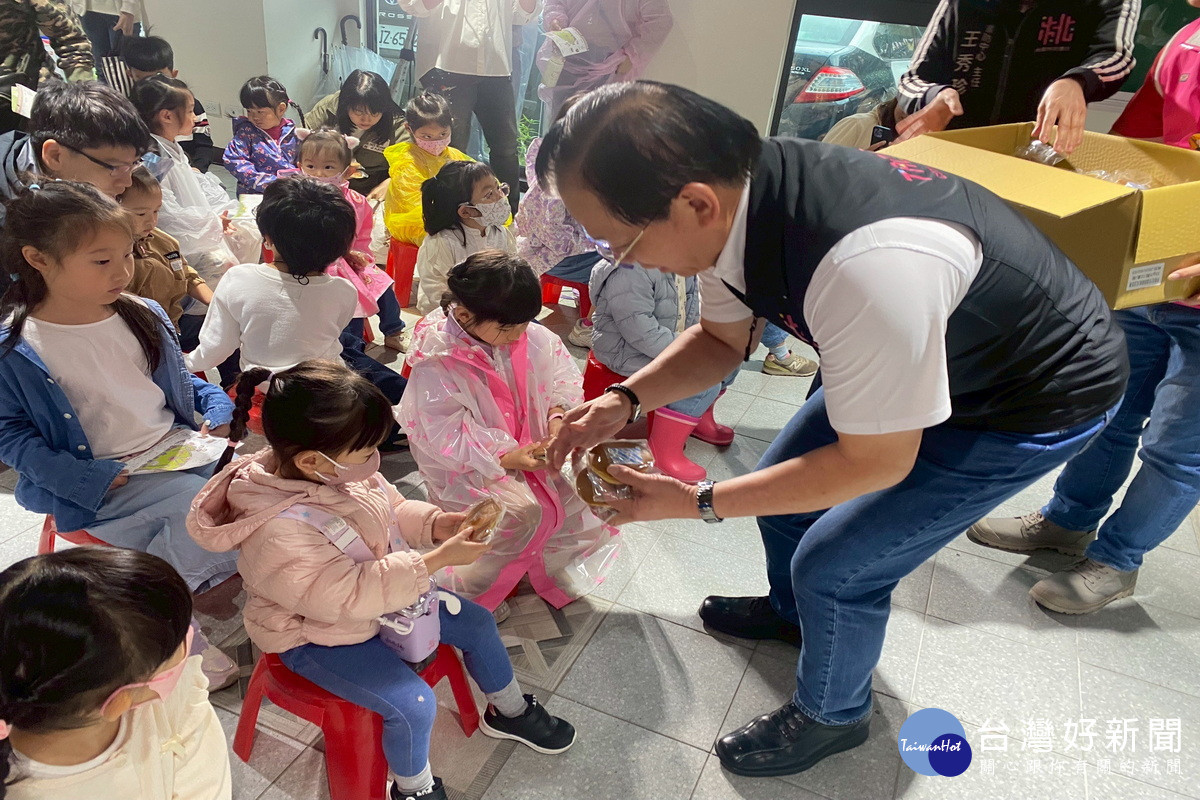 市府社會局長陳寶民發放銅鑼燒與小朋友們同樂。<br /><br />