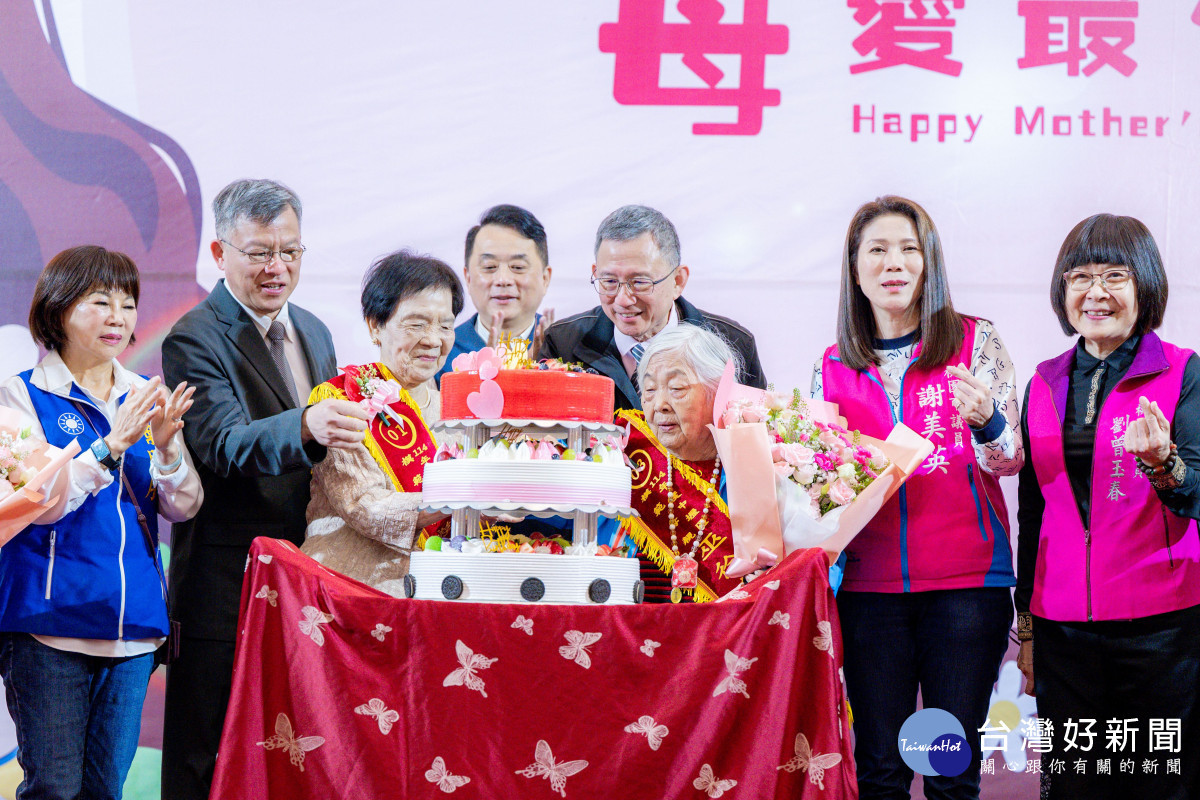 王副市長與模範媽媽們一同切蛋糕祝賀。