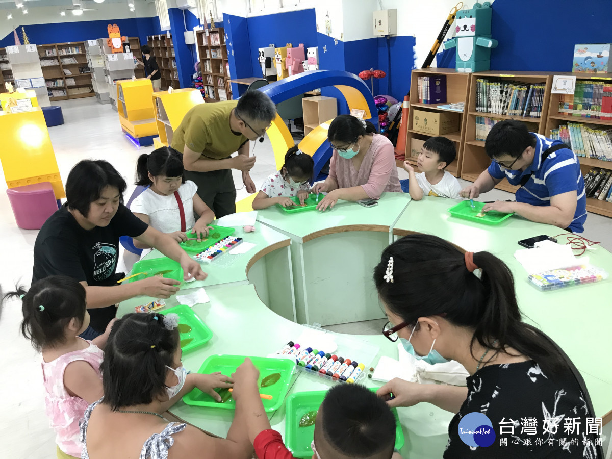 自立國小假日圖書館-親師生手作葉脈書籤