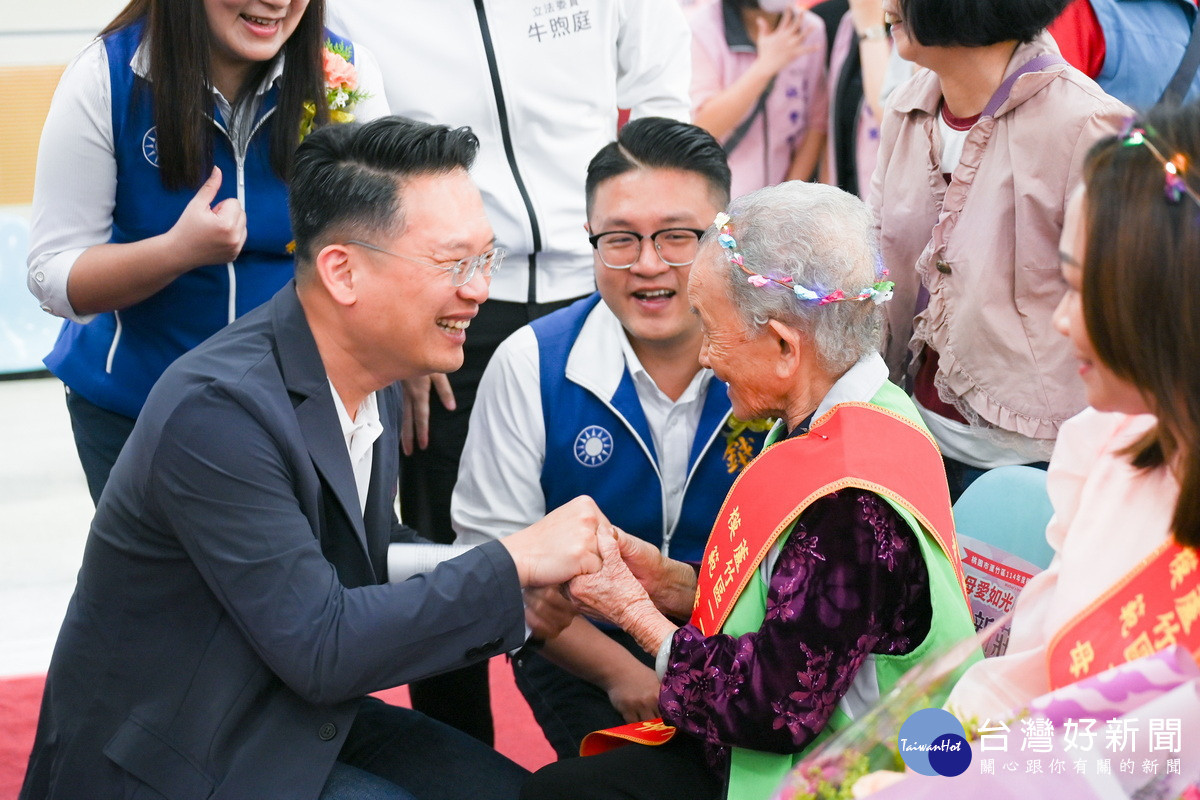 桃園市副市長蘇俊賓向98高齡模範母親李色女士表達敬意。<br /><br />