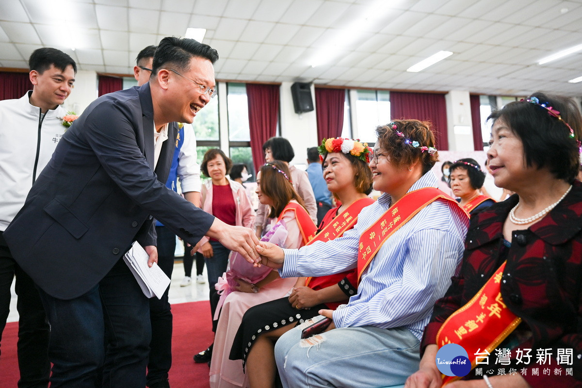 桃園市副市長蘇俊賓向模範母親表達敬意。<br /><br /> <br /><br />
