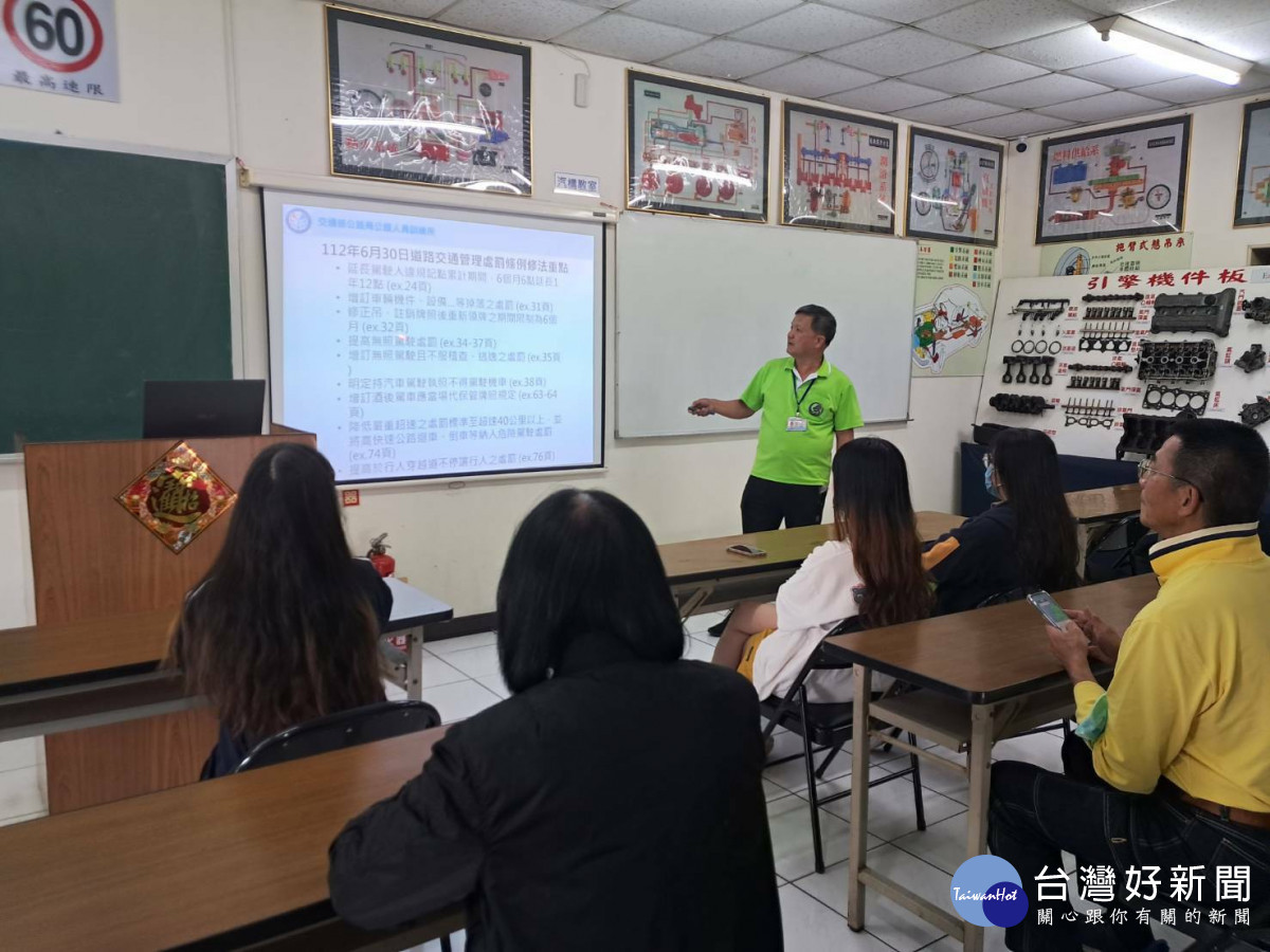 中壢監理站輔導宏國駕訓班開辦委外道安講習課程。