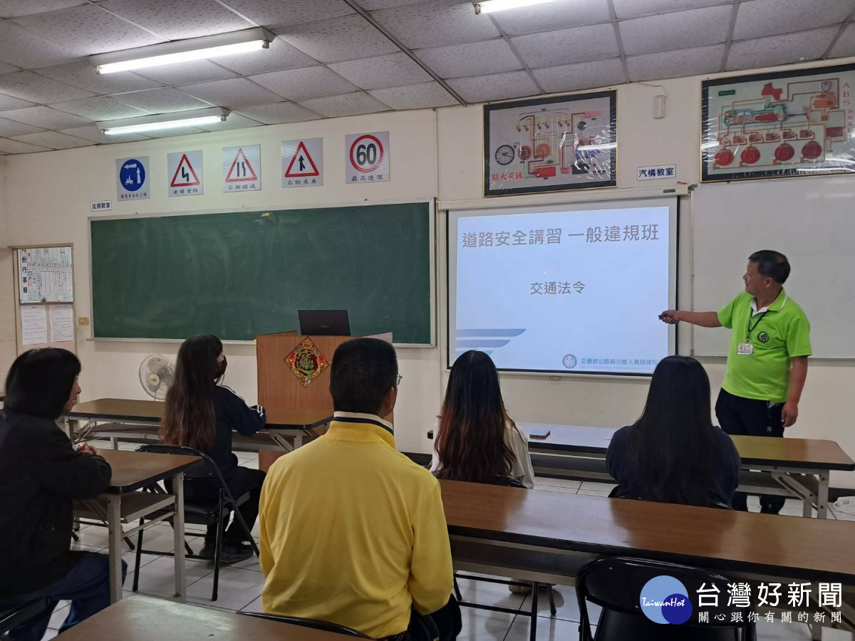 中壢監理站輔導宏國駕訓班開辦委外道安講習課程。