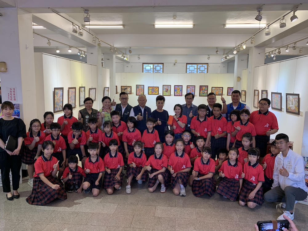 嘉義縣新港奉天宮以「藝窺新境」為題，邀中南部六縣市小學及幼兒園展現豐富的藝術潛力與創意視野，辦理第四屆「新港媽祖心‧藝術國際情」繪畫徵圖比賽。（圖/記者陳惲朋攝）