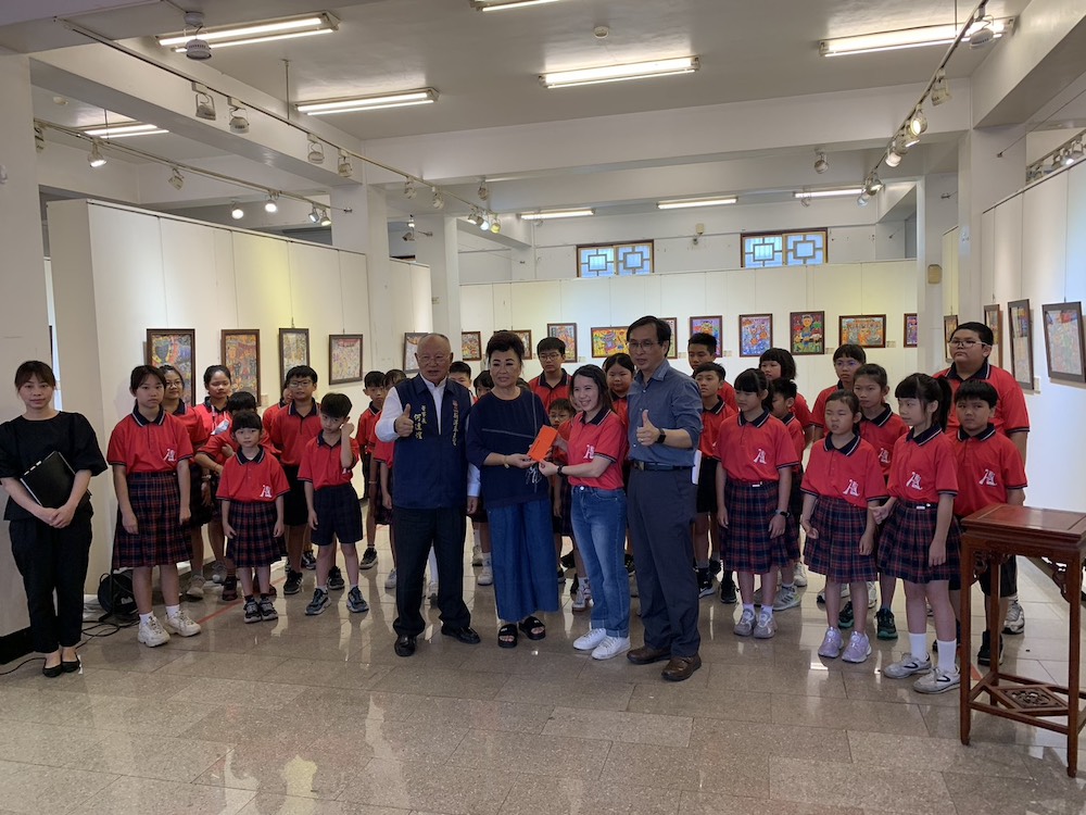 新港奉天宮董事長何達煌偕其夫人何許春蜜女士在顏金郎校長陪同下，親自頒獎予得獎學生，場面溫馨。（圖/記者陳惲朋攝）