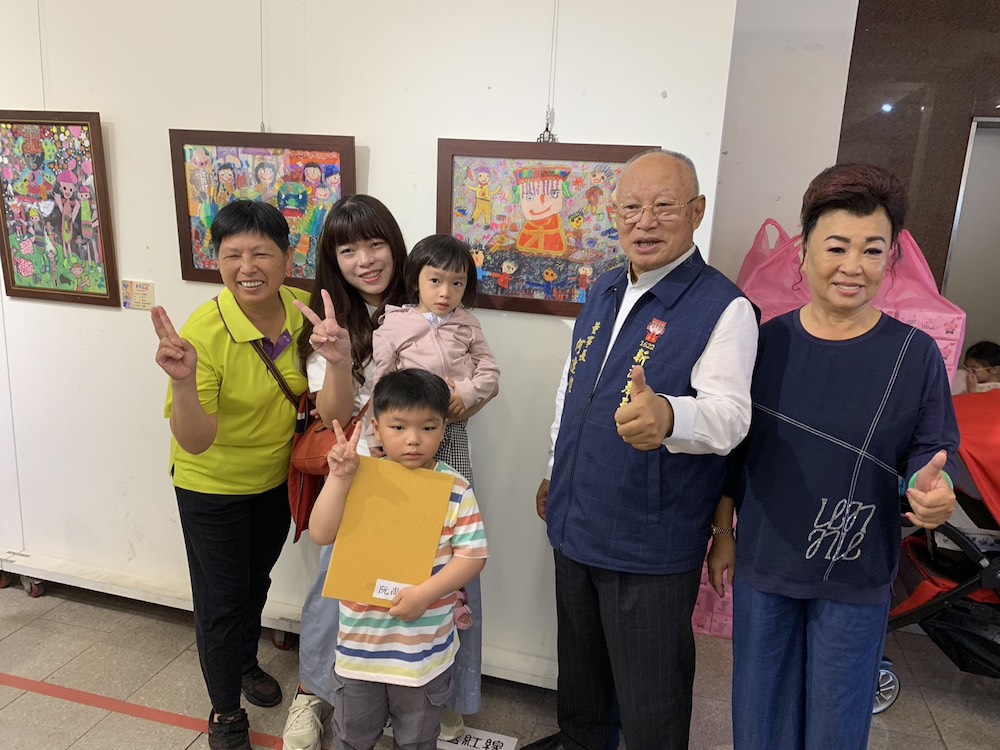何達煌董事長賢伉儷親切的為獲獎學生及家長喝采。（圖/記者陳惲朋攝）