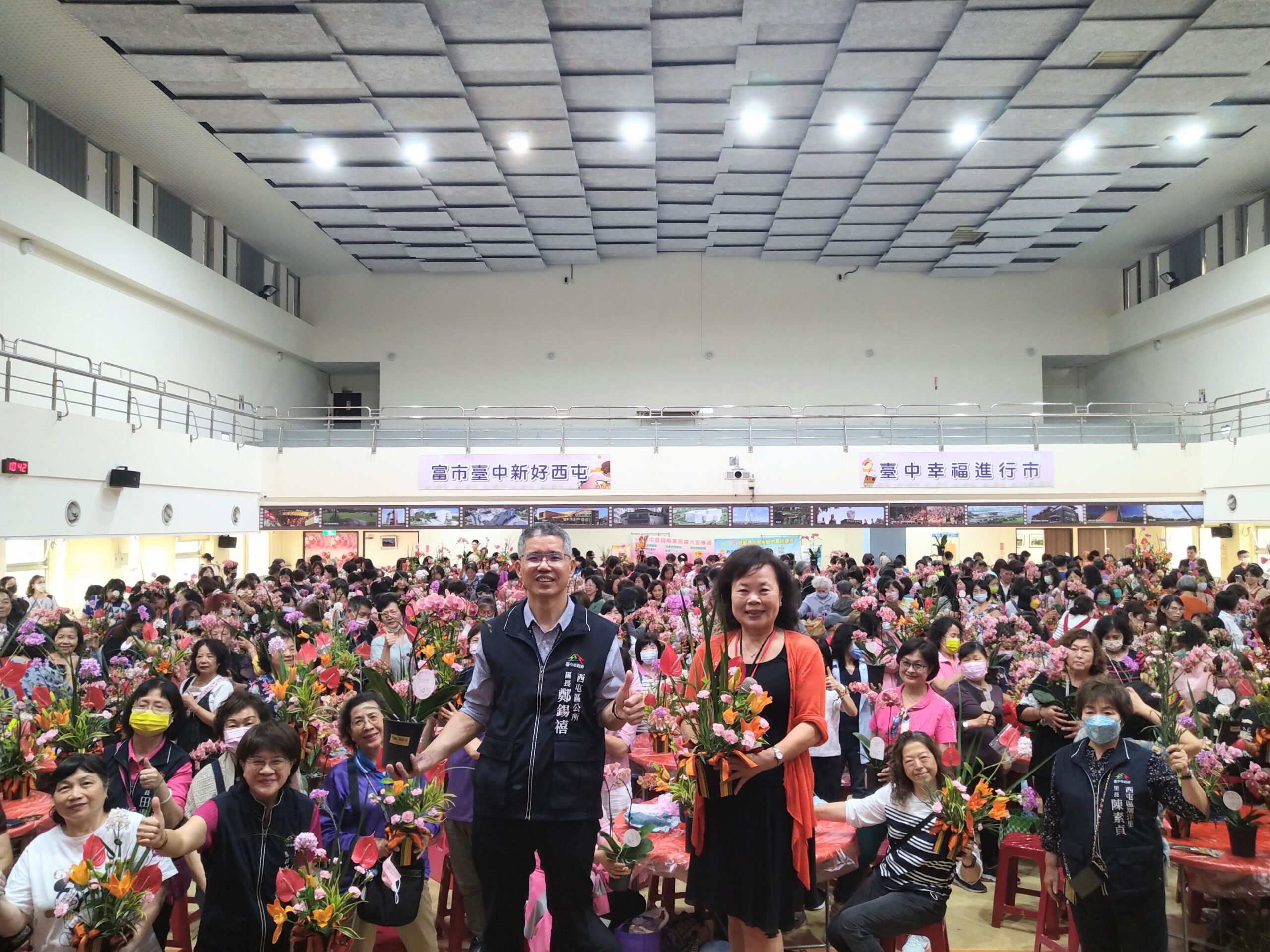 台中市府推動花卉藝術　400市民齊聚西屯歡慶母親節
