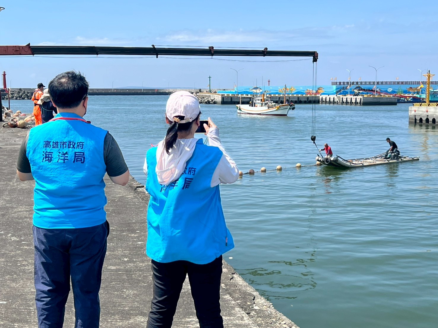 高雄市政府海洋局舉辦漂流木攔木網及海污應變演練 維護漁港及漁船安全