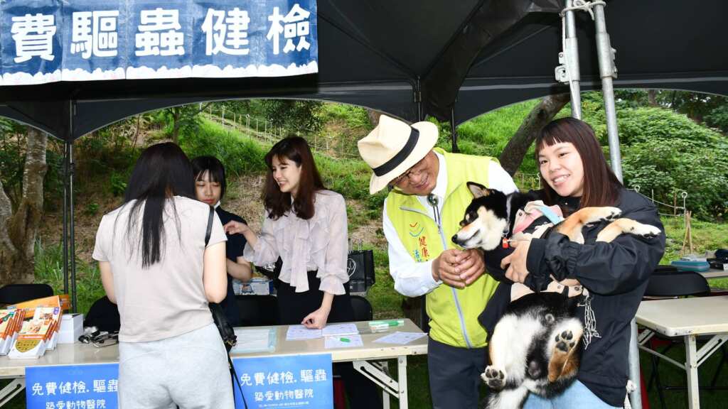 ▲龍物嘉年華寵物交誼一下。（記者林明佑翻攝）