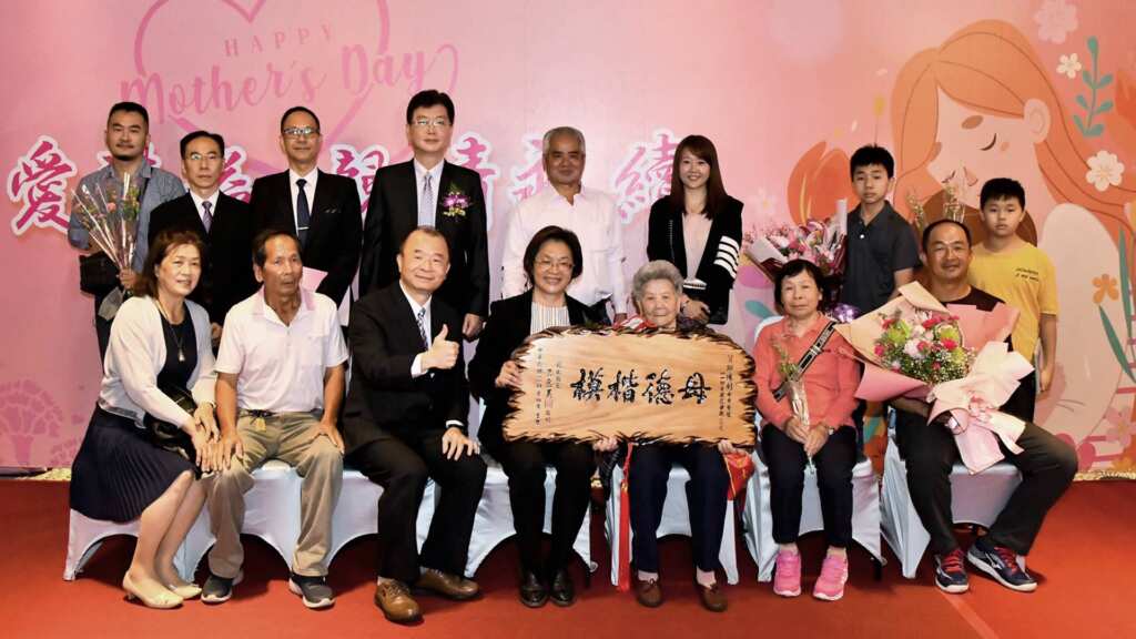 ▲彰化縣長王惠美與模範母親家庭拍照合影。（記者林明佑翻攝）