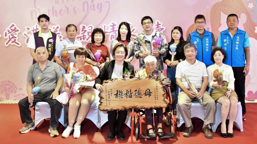 ▲彰化縣長王惠美與模範母親家庭拍照合影。（記者林明佑翻攝）