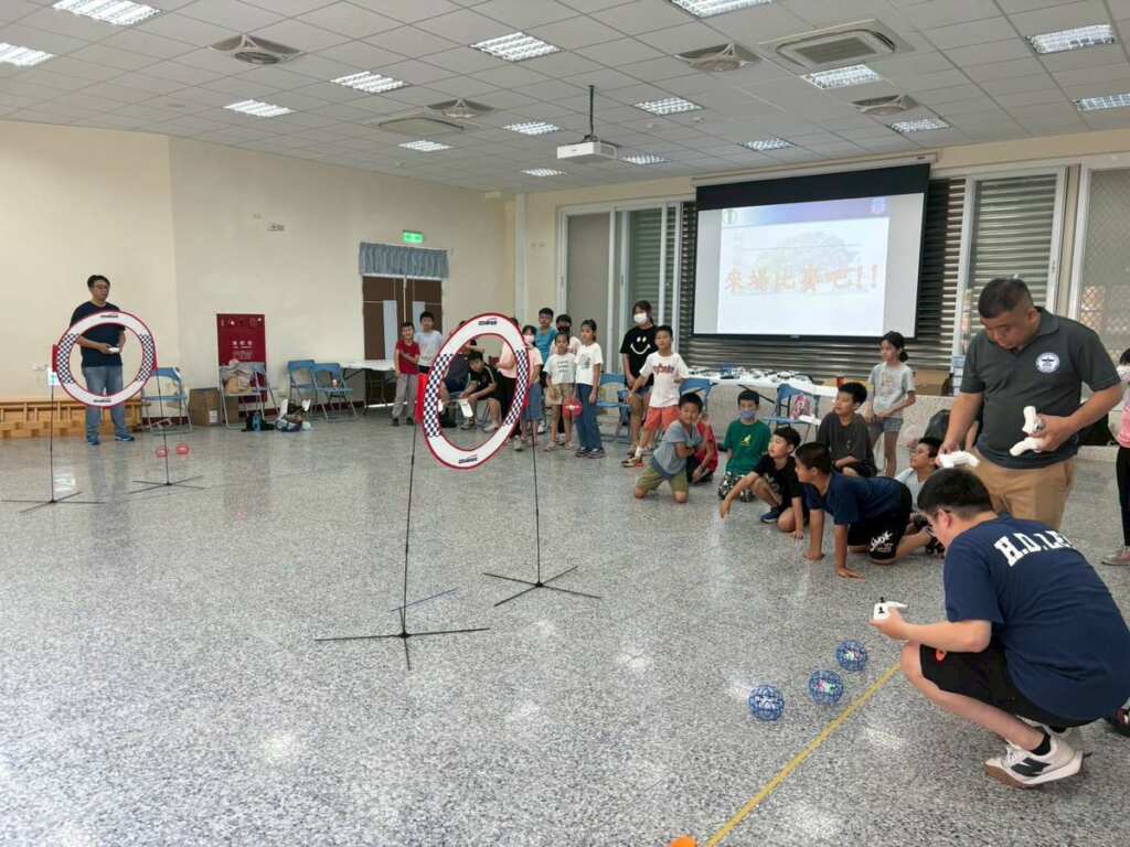 ▲大葉大學機械系帶小朋友體驗無人機足球賽。（記者林明佑翻攝）