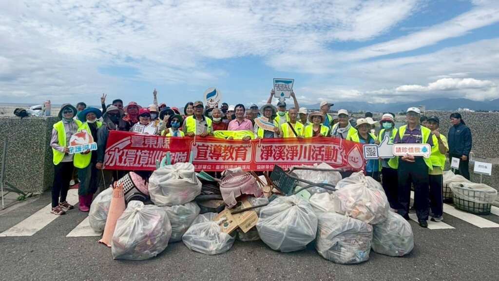 ▲為維護臺東海岸環境及生態品質,臺東縣環境保護局今(26)日號召臺東縣水環境巡守隊約75人,在富岡漁港進行淨灘淨岸活動,共清理158.1公斤廢棄物。(臺東縣環保局提供)