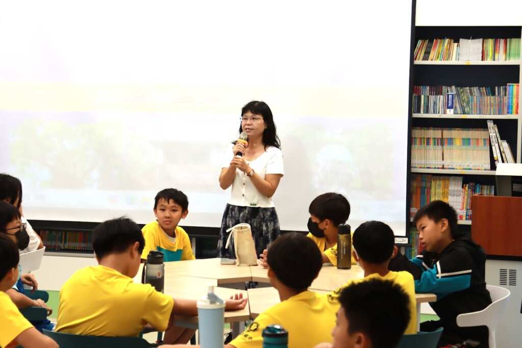 ▲在溪州國小校長鄭麗雅的親自導覽下，文祥國小師生參觀了校園內的情境設施，了解實體與線上雙軌並進的教學模式。（記者林明佑翻攝）