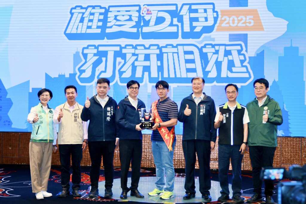 ▲陳其邁出席模範勞工及績優工會表揚,親自頒獎表揚6位全國模範勞工、本市75位模範勞工以及38家優良工會。(高雄市政府提供)