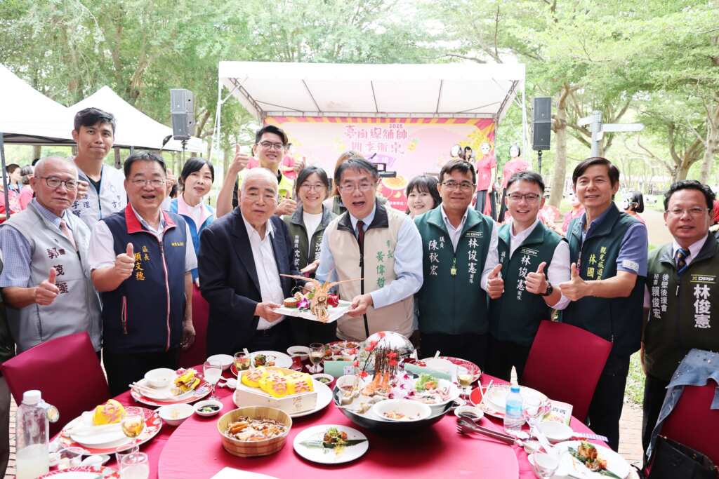 台南市長黃偉哲、立法委員陳亭妃,市議員沈家鳳、陳秋宏、朱正軒、趙昆原,以及台南在地各觀光公協會代表等貴賓紛紛出席大啖辦桌美食。